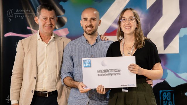 Nicolás Oriol, secretario general y director de Regulación de Telefónica España, entrega el premio a Jesús Valverde y María Cabrero.