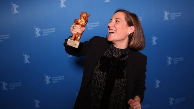 Carla SImón con el Oso de oro logrado en la Berlinale 2022.