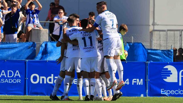 Los jugadores del Deportivo celebran el gol de Valcarce en Fuenlabrada.