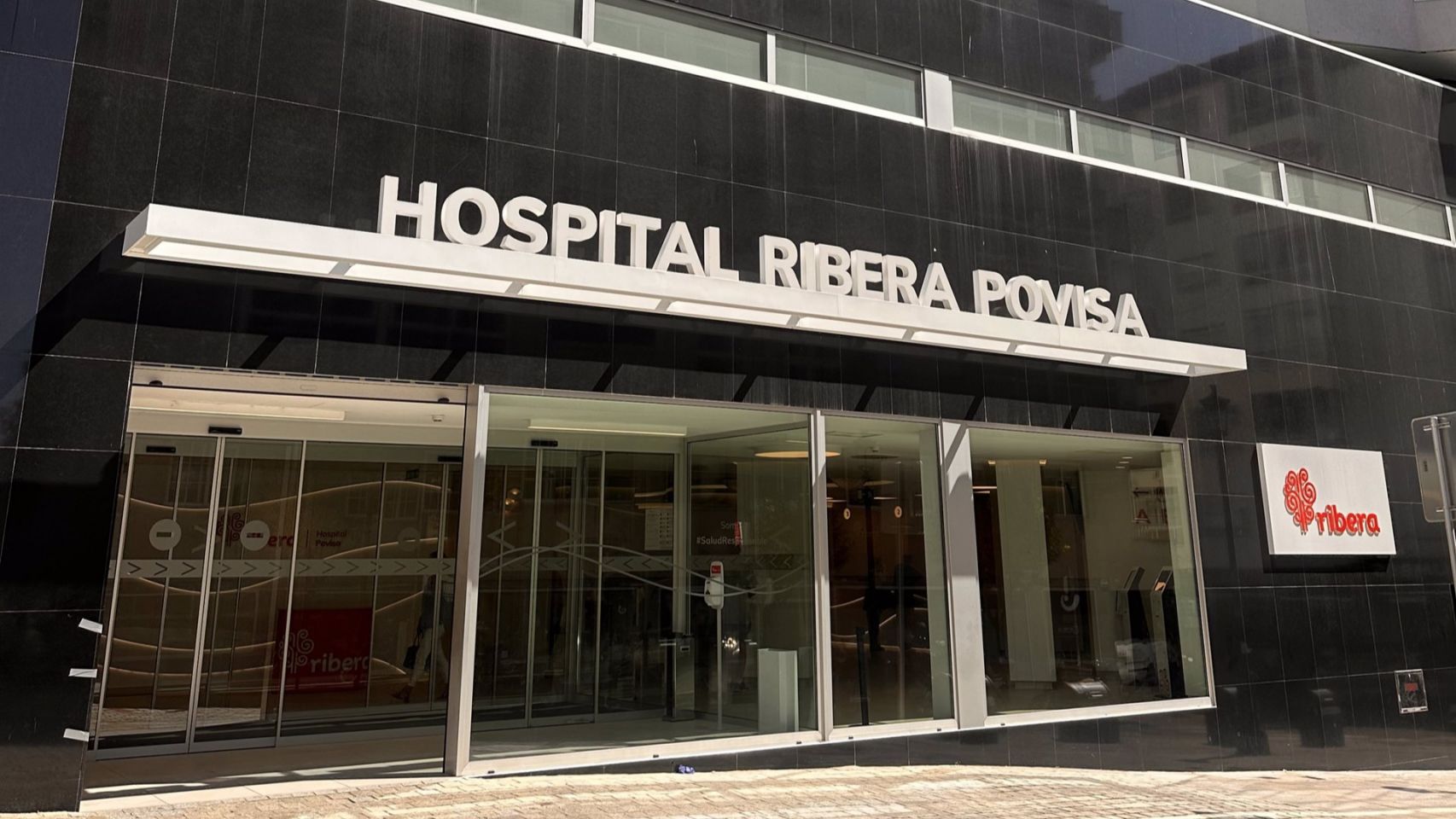 Fachada del hospital Povisa, del grupo Ribera Salud, en Vigo.