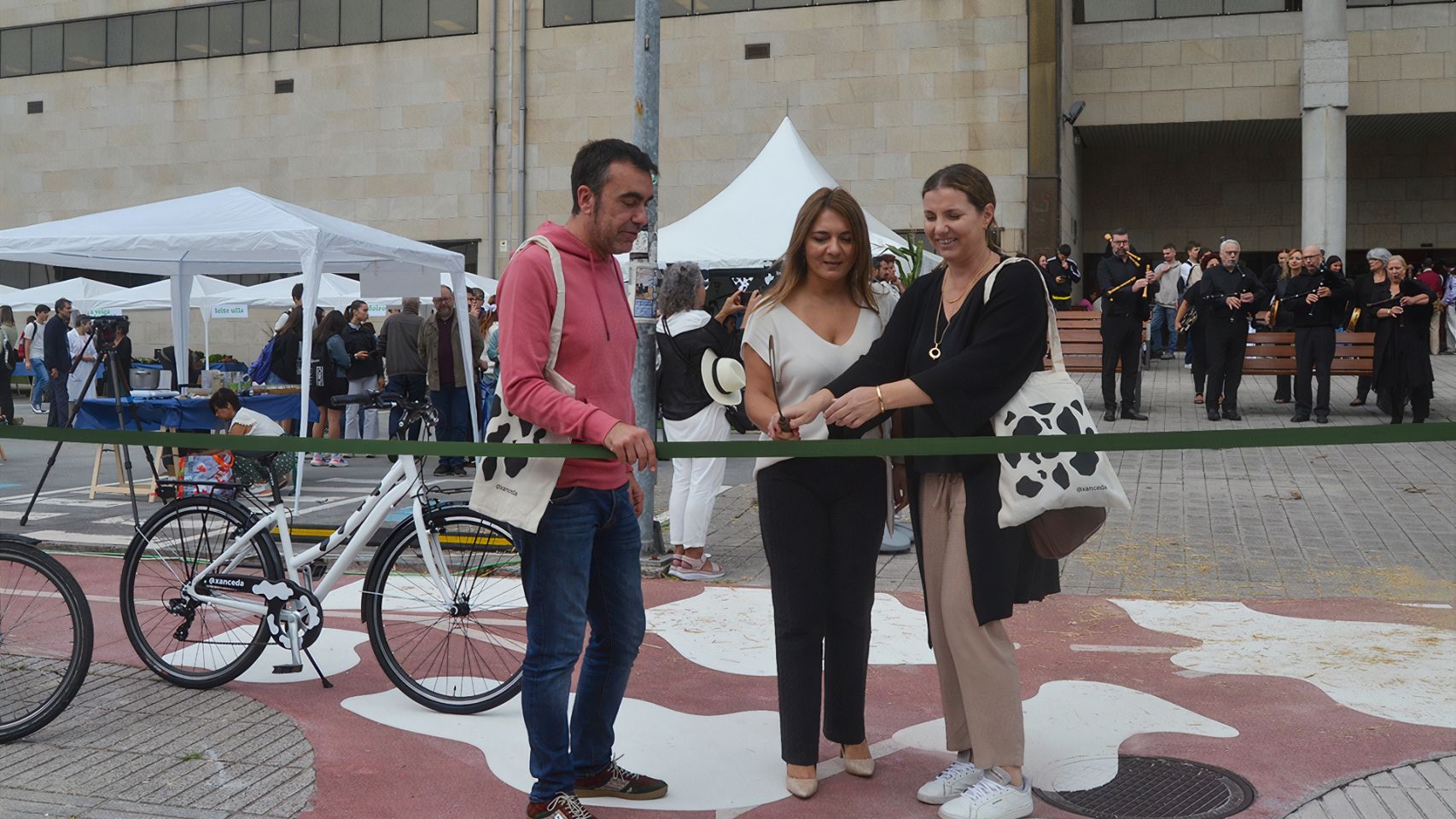 Inauguración del 'paso carril bici vaca' en el campus de Pontevedra.