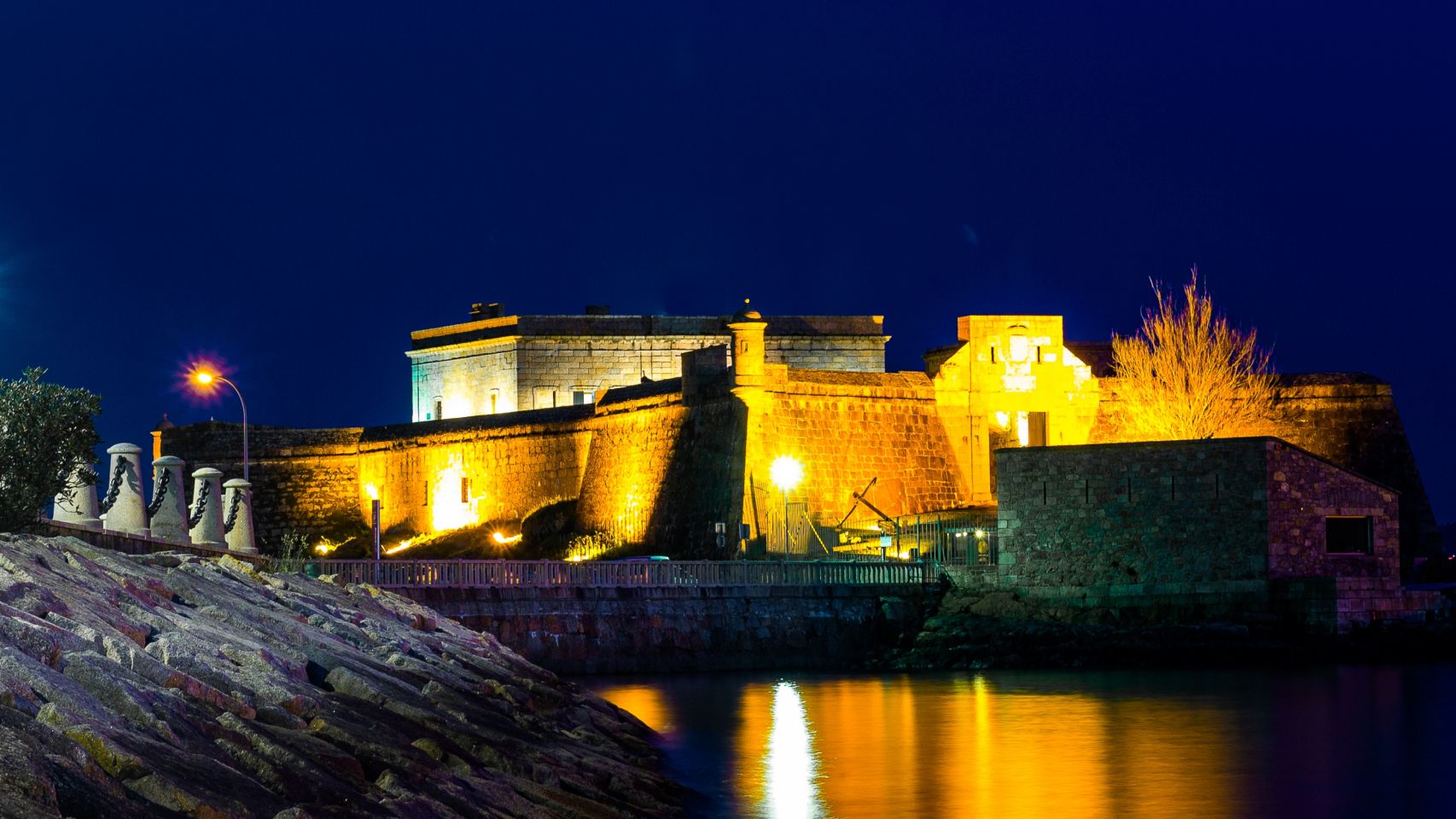 El Castillo de San Antón por la noche en una imagen de archivo