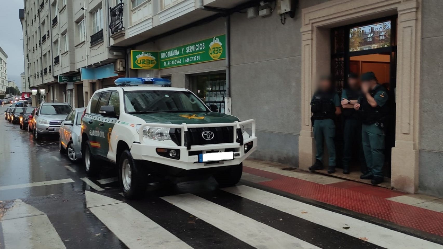 La Guardia Civil registra el domicilio del presunto asesino de Elisa Abruñedo.