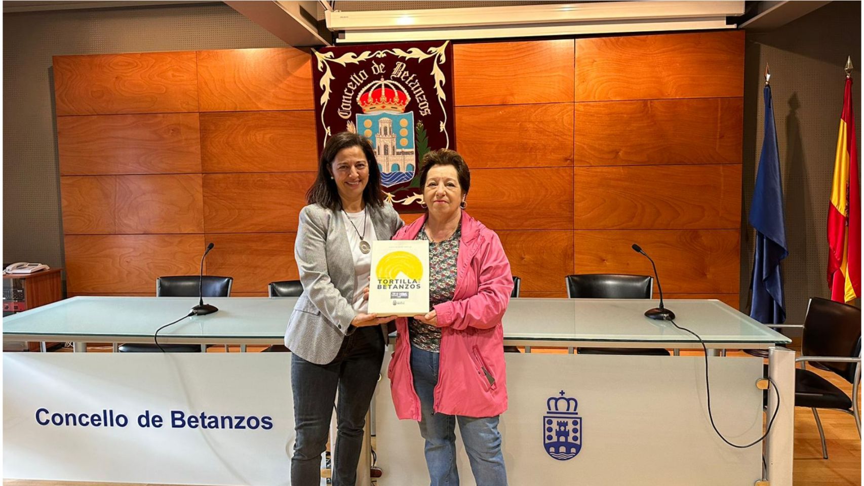 La alcaldesa María Barral entrega el premio a la propietaria del local, Esther Corral