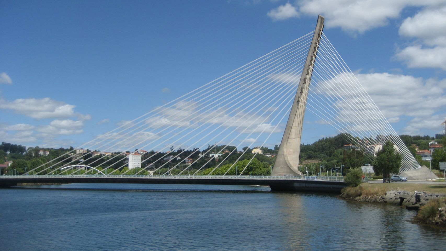 Puente de los Tirantes en el río Lérez (Pontevedra).