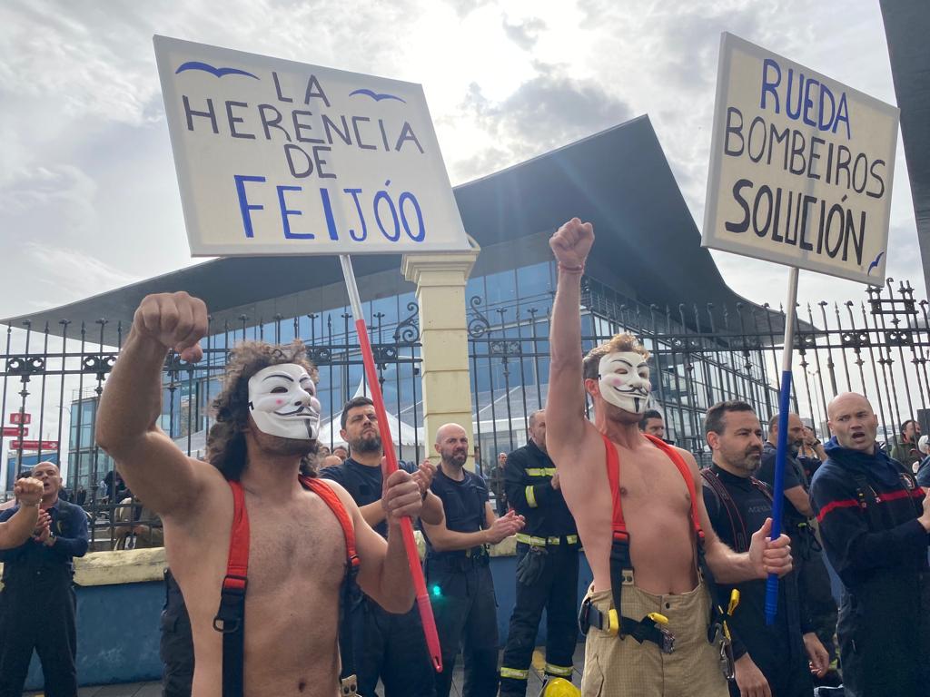 Los bomberos comarcales se quitan el uniforme en A Coruña para reivindicar  mejoras laborales