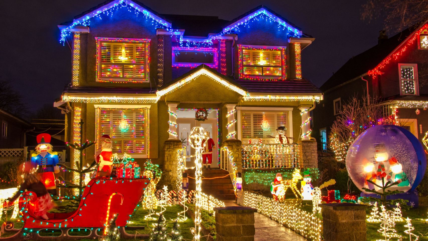 Fachada de una vivienda iluminada con temática navideña.