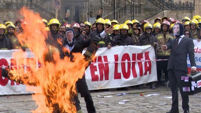 Protesta de bomberos comarcales quemándose a lo bonzo en Santiago.