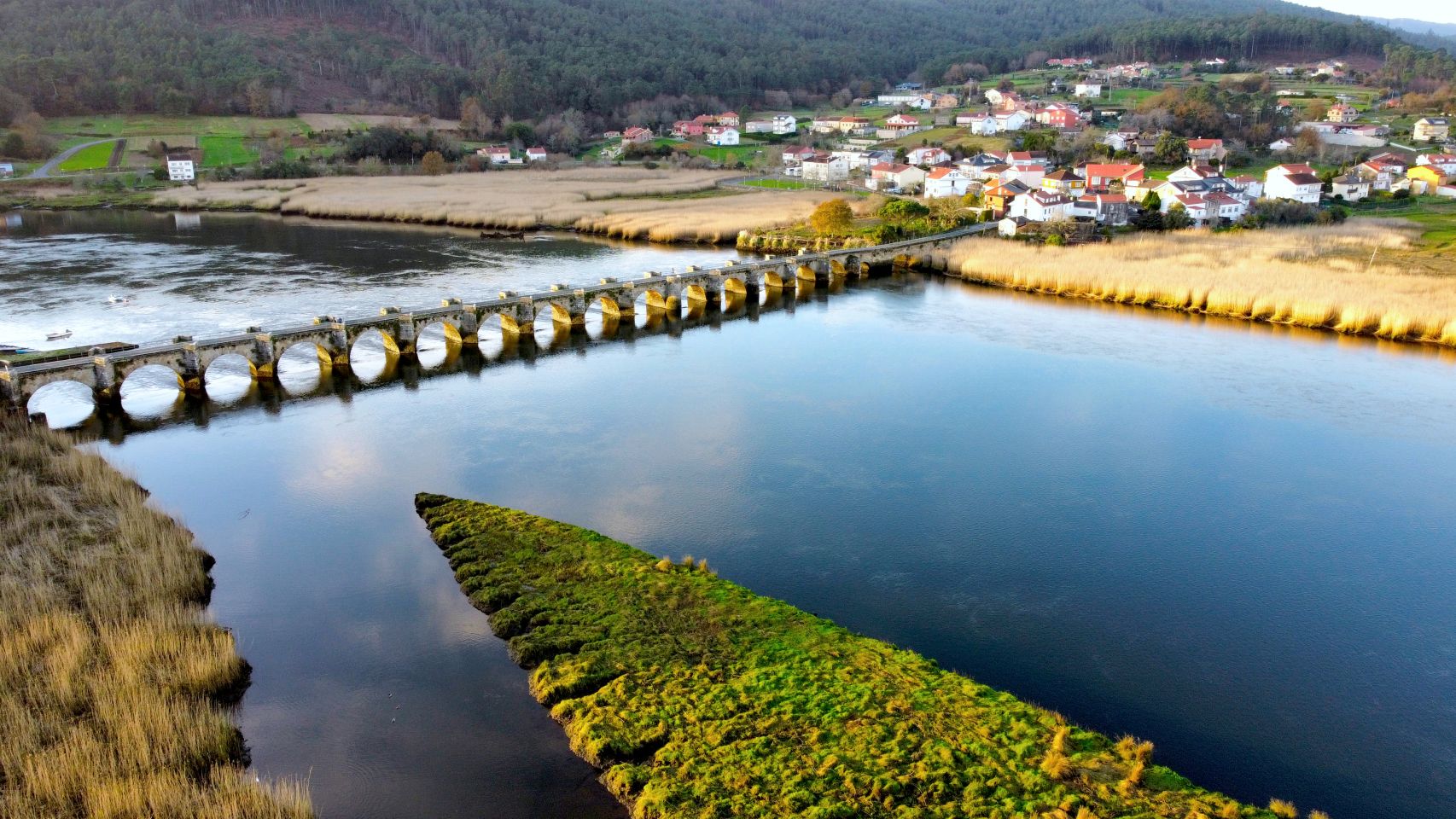 Puente medieval de Ponte Nafonso, entre Outes y Noia. 