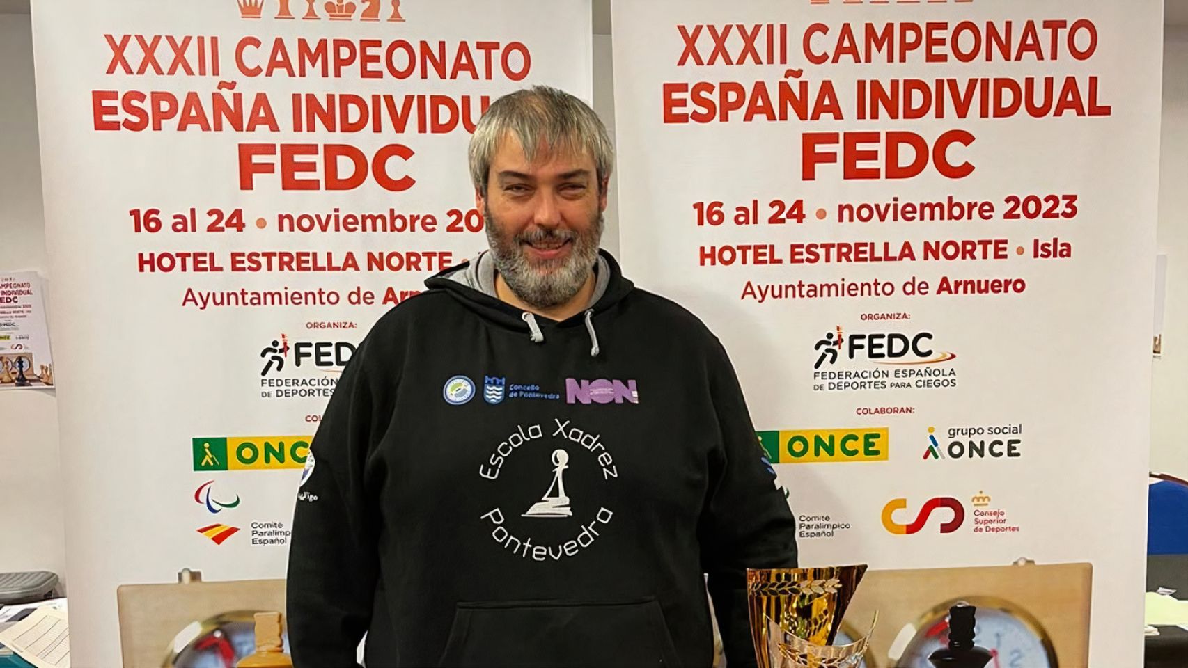 David Fernández, con su trofeo. 