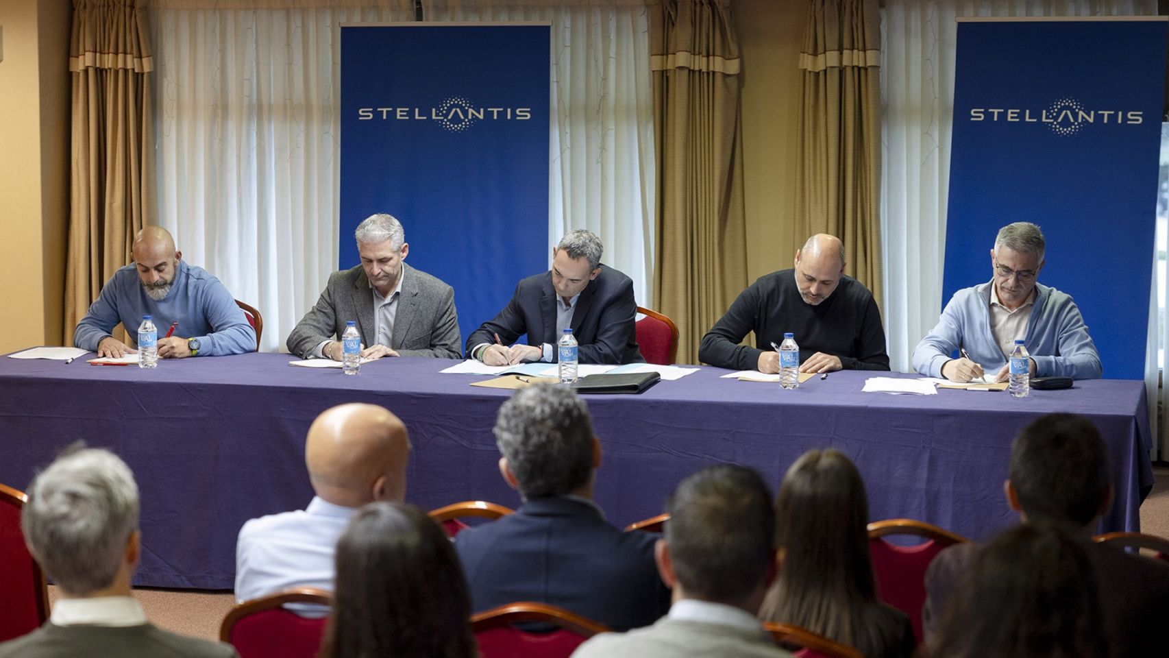 Firma del convenio 24-27 de Stellantis Vigo. 
