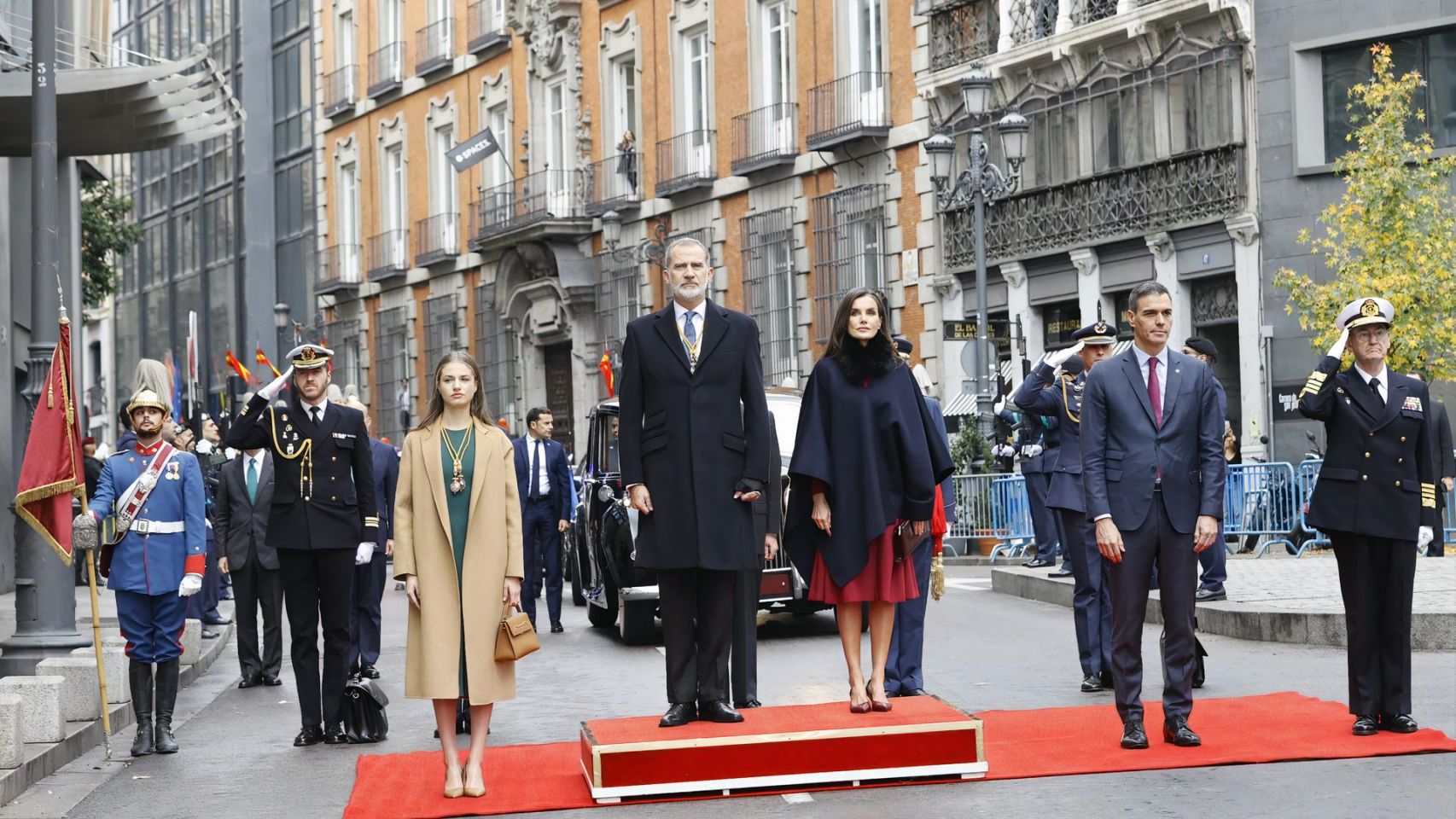 La familia real junto al presidente del Gobierno, Pedro Sánchez. 