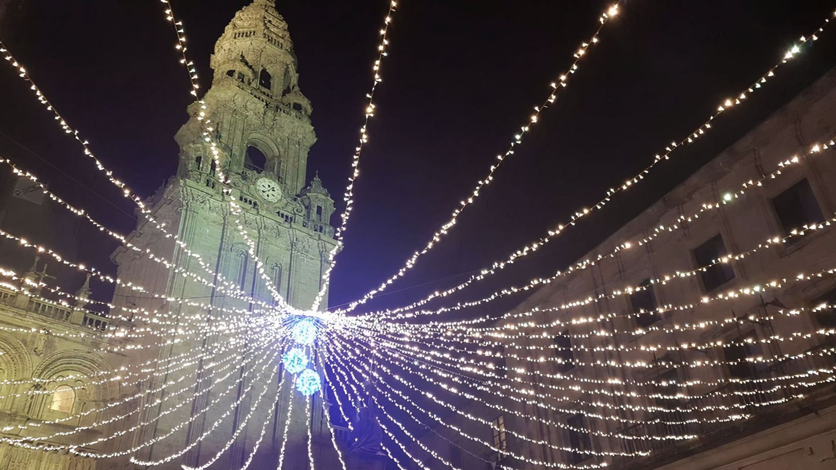 Las luces de Navidad sobre la Praza da Quintana, en Santiago.