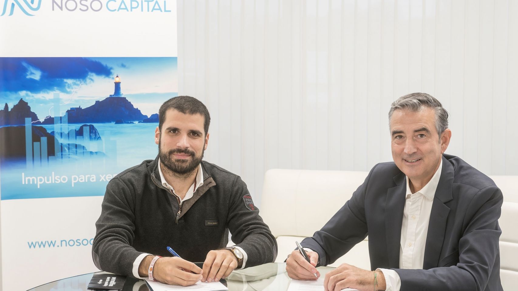 Emilio Froján CEO de Velca y Tomás Perez, Gerente de Noso Capital firmando el acuerdo de inversión.