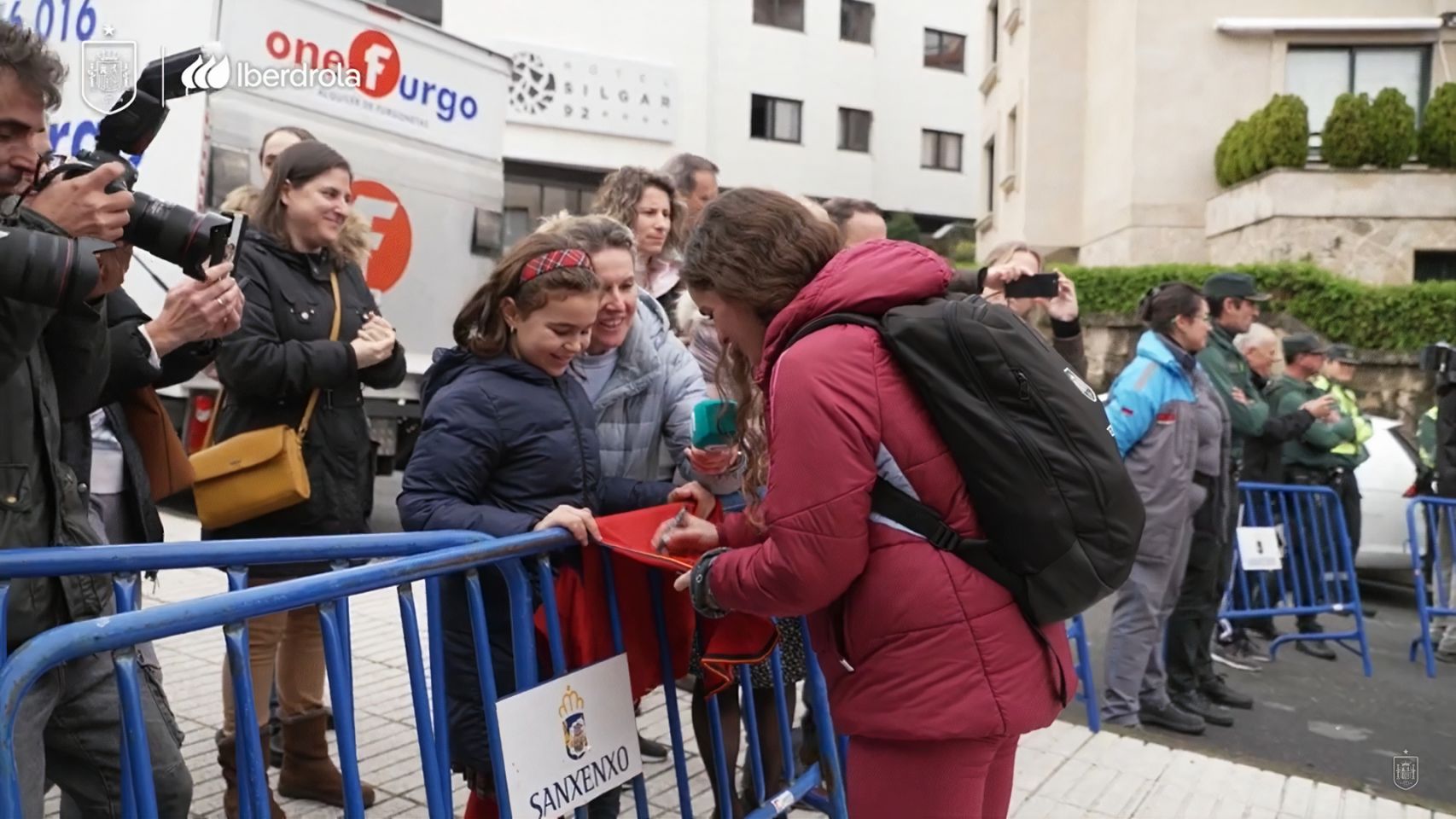 La futbolista Tere Abelleira firmando la camiseta de una pequeña fan en Sanxenxo.