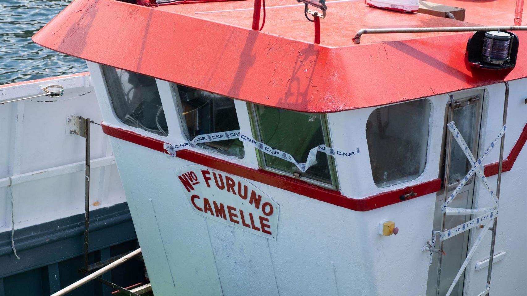 El buque 'Nuevo Furuno', precintado, en el muelle de Santa Mariña de Camariñas.