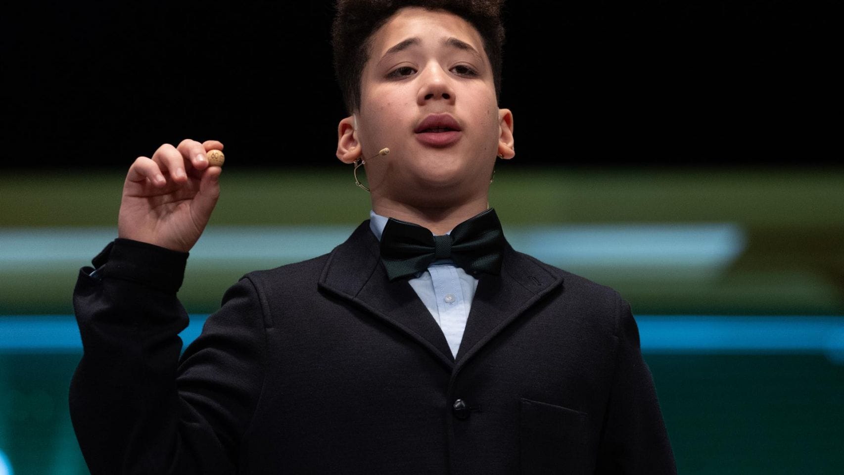 Antoni Ramírez Bonito canta uno de los quintos premios, el número 57421