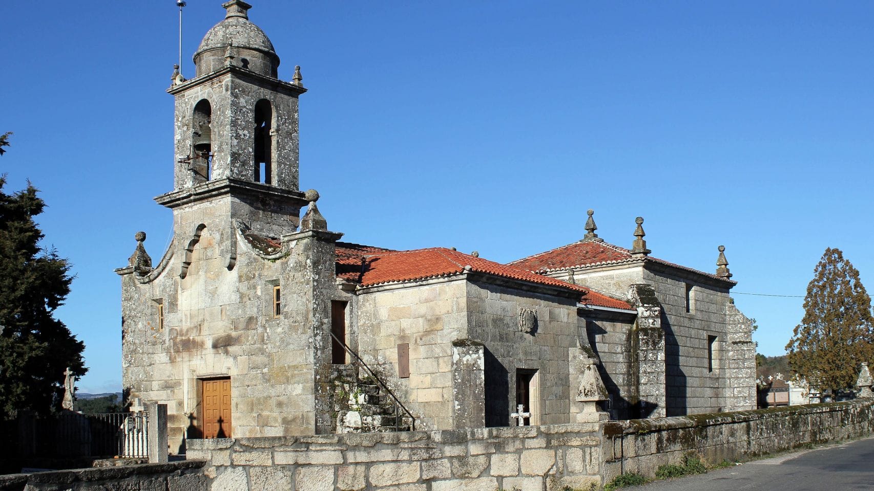 Igrexa de Santiago de Parada de Amoeiro, no concello da Amoeiro (Bene Riobó - Trabajo propio)
