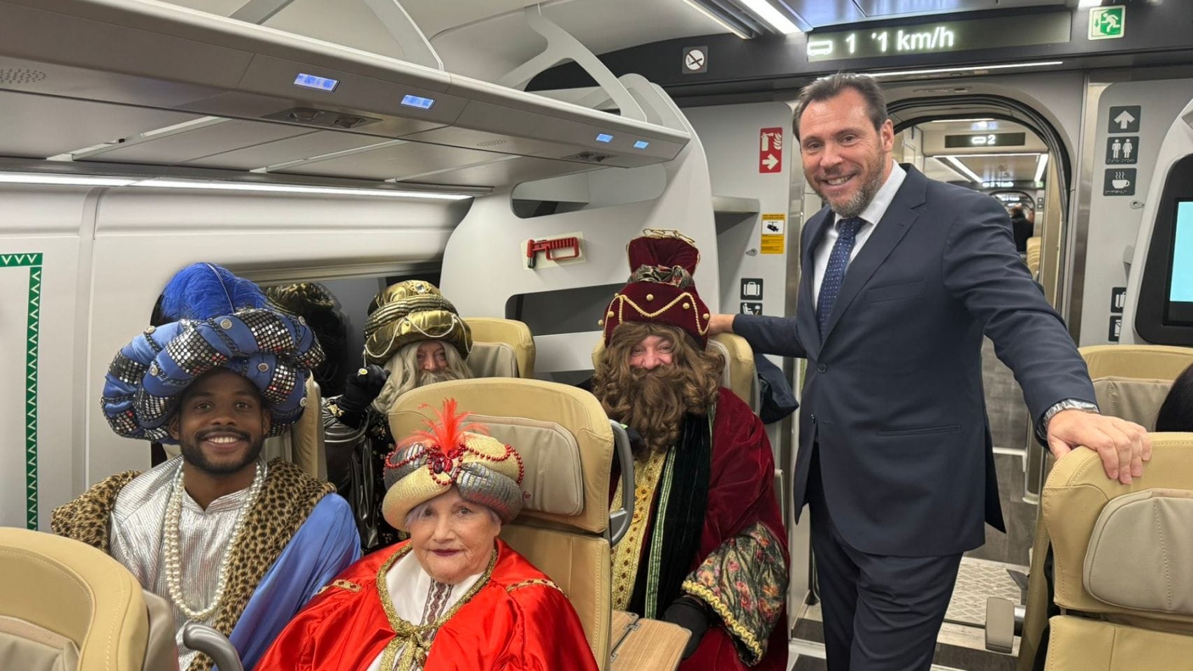 El ministro de Transportes, Óscar Puente, y los Reyes Magos llegan en un tren Avril a Vigo.