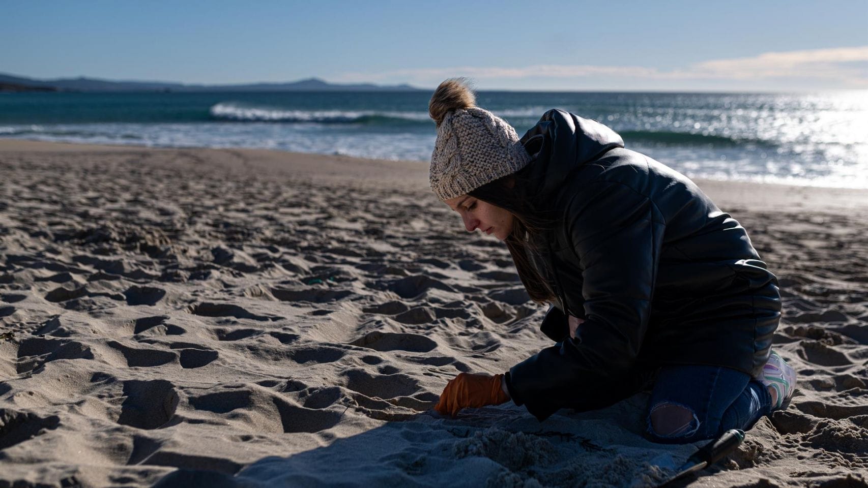 Una voluntaria recoge pellets en una playa de A Coruña.