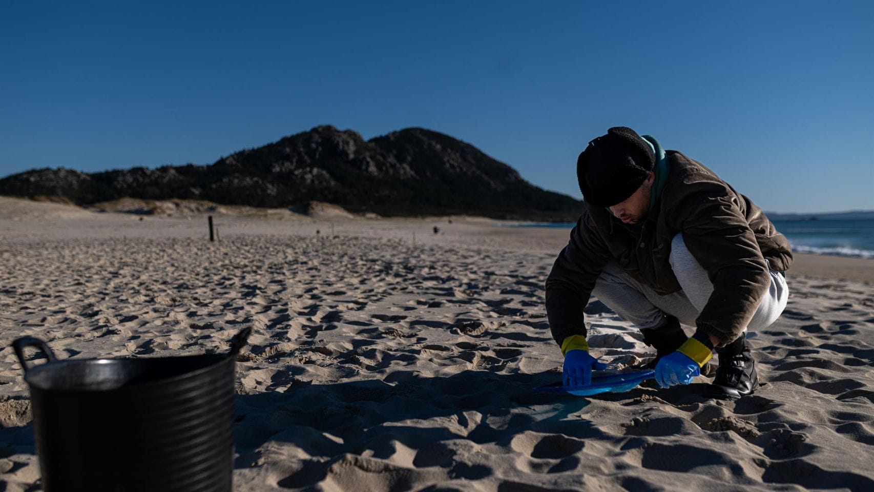 Voluntarios hacen una recogida de pellets de la arena en una foto de archivo.