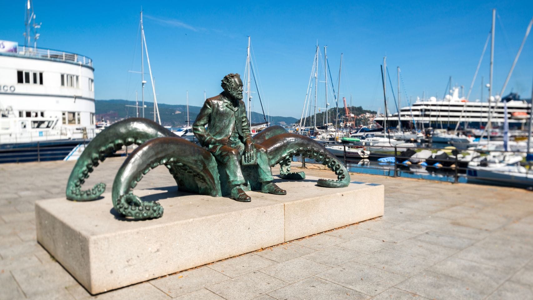 Estatua de Julio Verne en Vigo. 