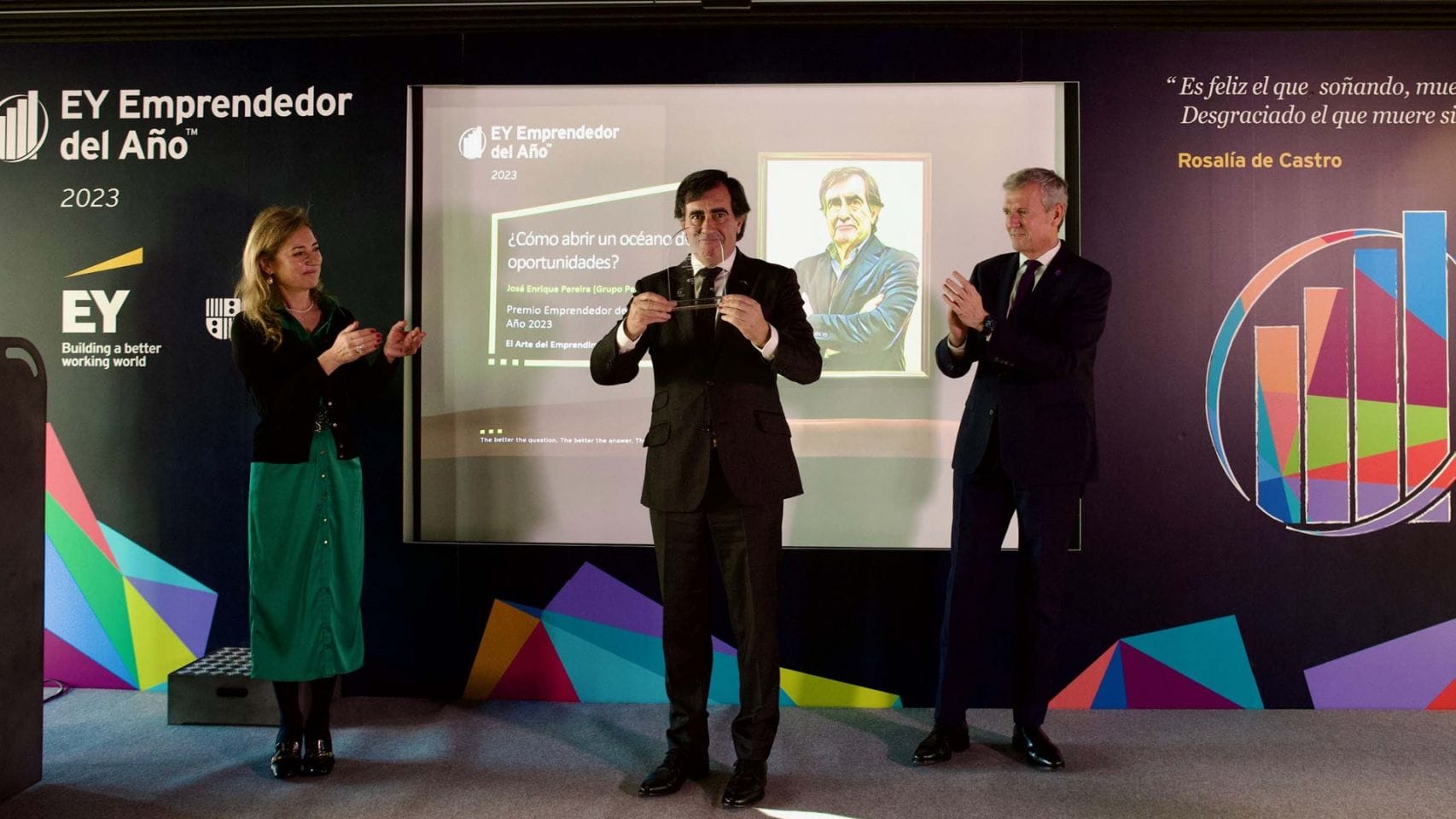 Marta Fernández Currás, socia directora de EY en Galicia y el presidente de la Xunta, Alfonso Rueda, junto al galardonado. 
