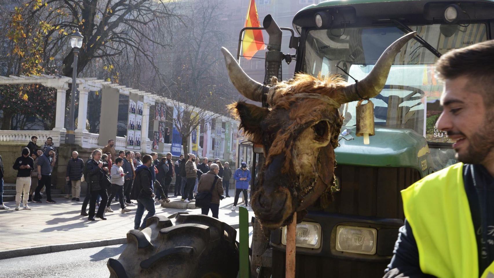 Agricultores y ganaderos durante una concentración de tractores, a 6 de febrero de 2024, en Ourense.
