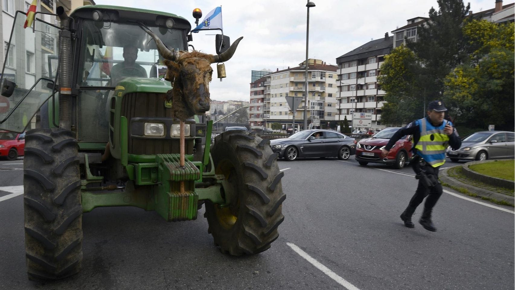 Un tractor en Ourense durante la segunda jornada de protestas, a 7 de febrero de 2024.