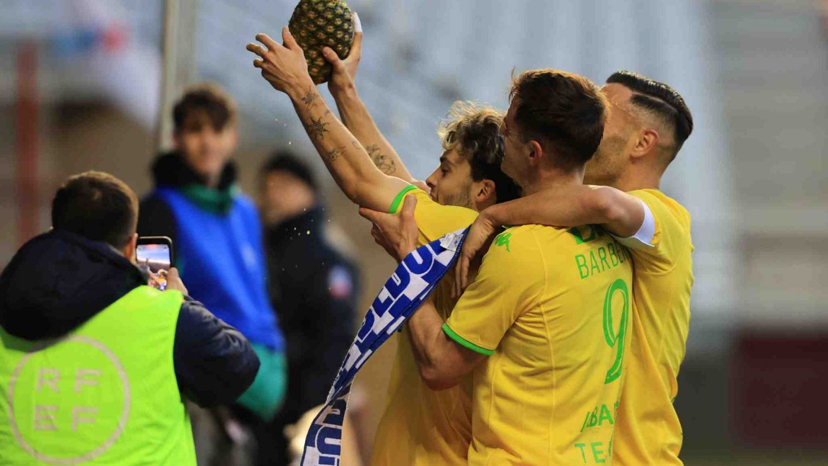 Mella celebra con una piña uno de los goles del Deportivo en Logroño.