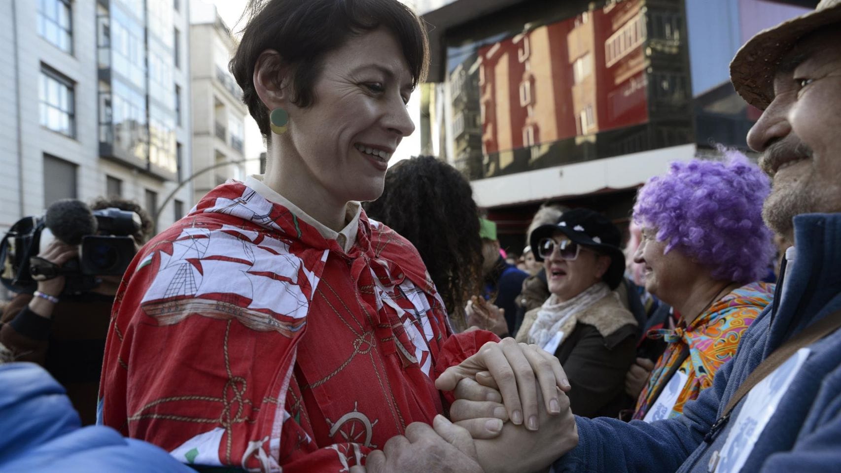 La candidata del BNG a la presidencia de la Xunta, Ana Pontón, vestida con una túnica de colores llamada 'capuchón', habitual disfraz de los vecinos de Verín, durante su participación en el Entroido de Verín, en la Praza do Con.