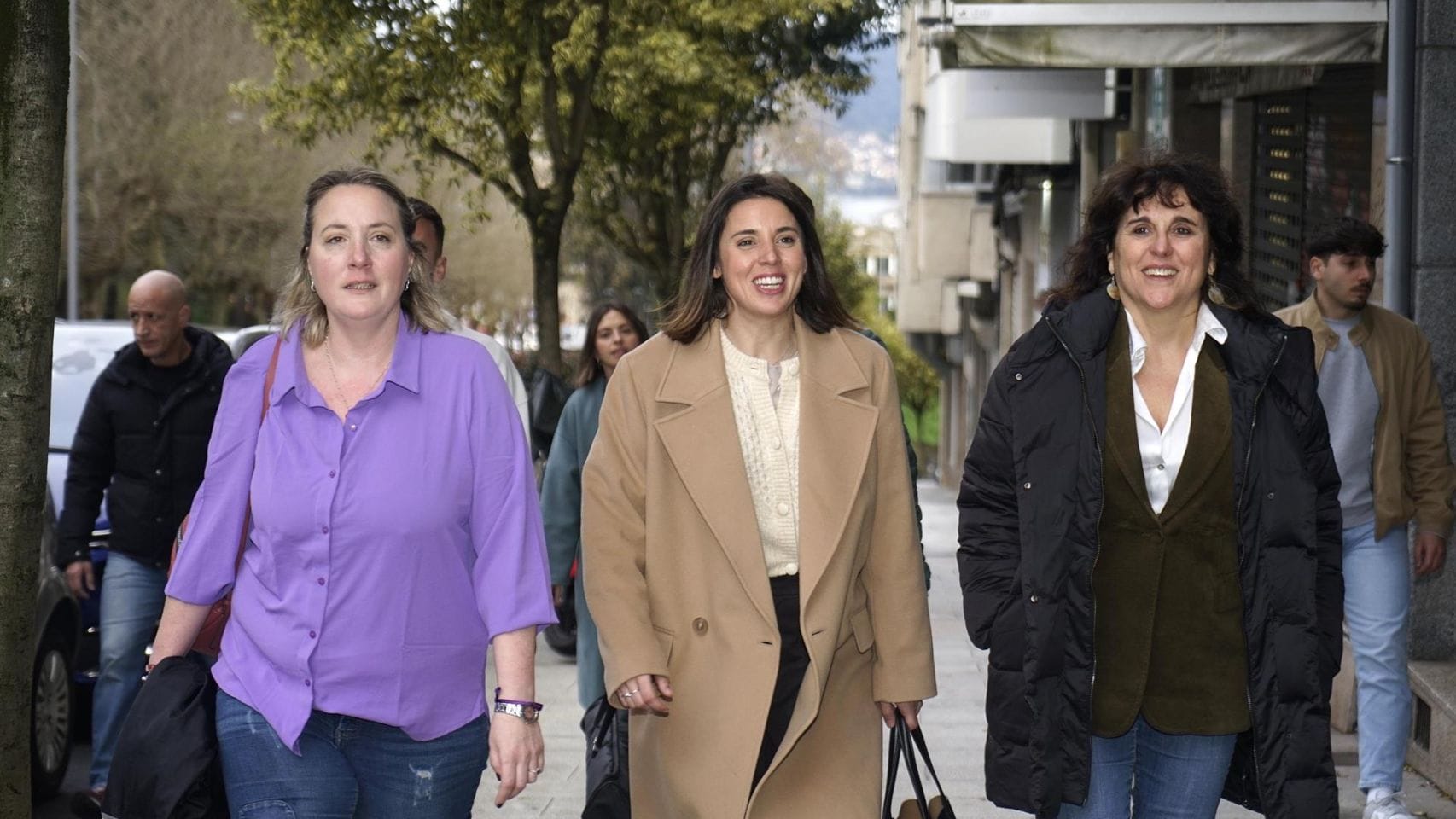 La exministra de Igualdad, Irene Montero (c); la candidata de Podemos a la Presidencia de la Xunta, Isabel Faraldo (d); y la candidata por Pontevedra, Carmen Berzosa (i), hoy en Vigo.