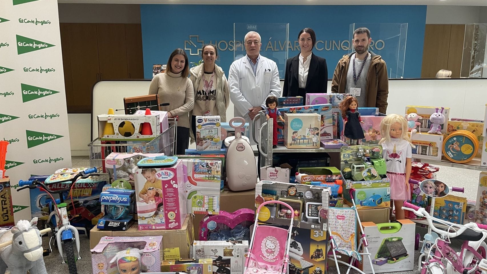 Donación de juguetes de El Corte Inglés al Hospital Álvaro Cunqueiro. 