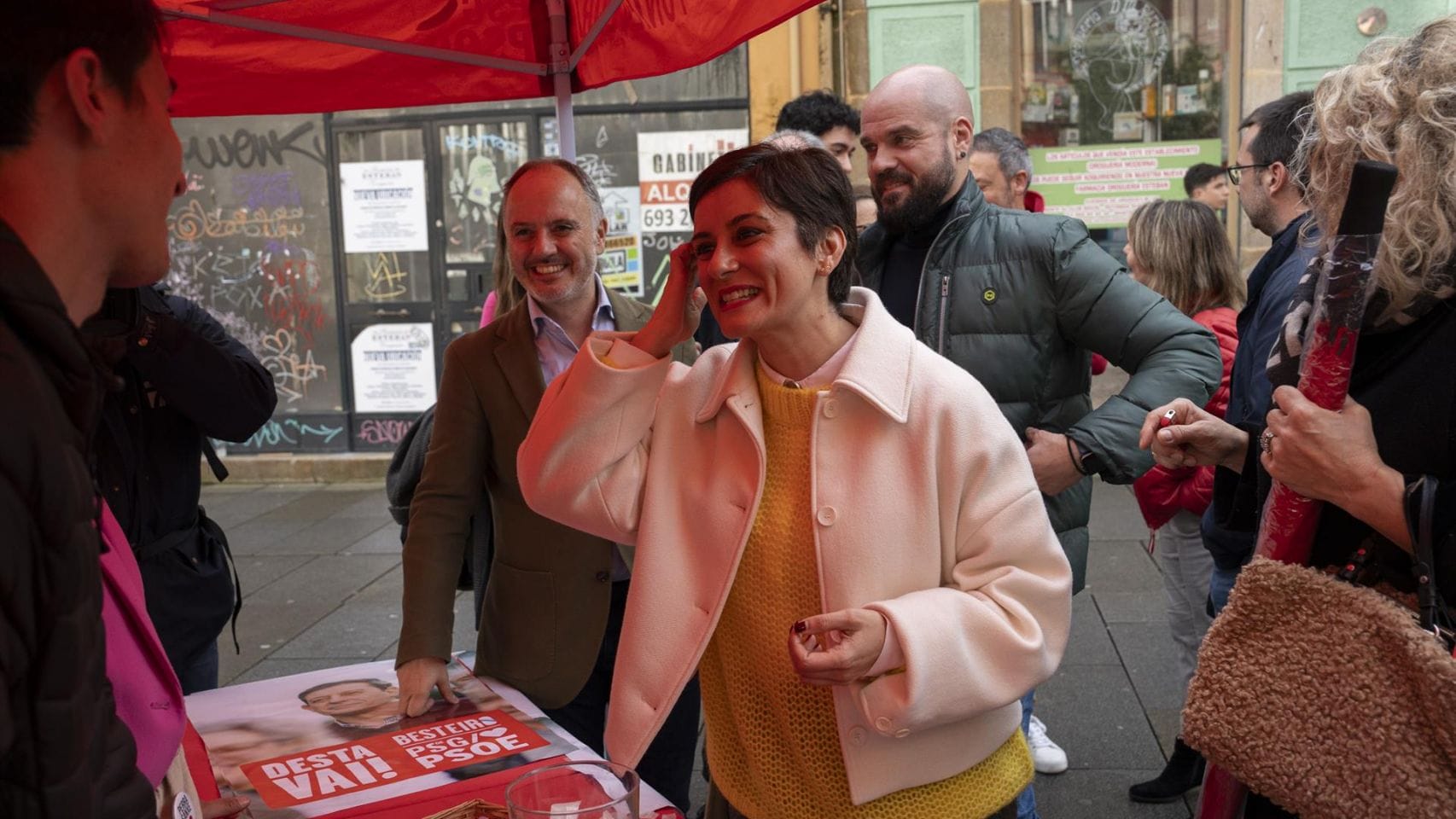 Isabel Rodríguez con reporesentantes del PSOE en Pontevedra
