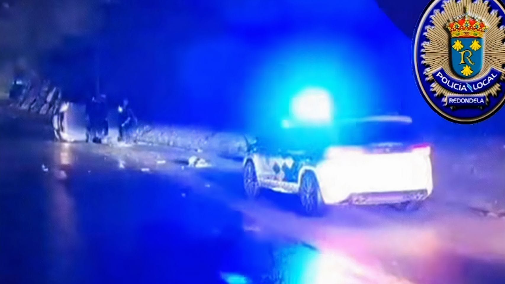 El momento de la intervención de la Policía de Redondela en la AP-9 con el coche que conducía un menor volcado. 