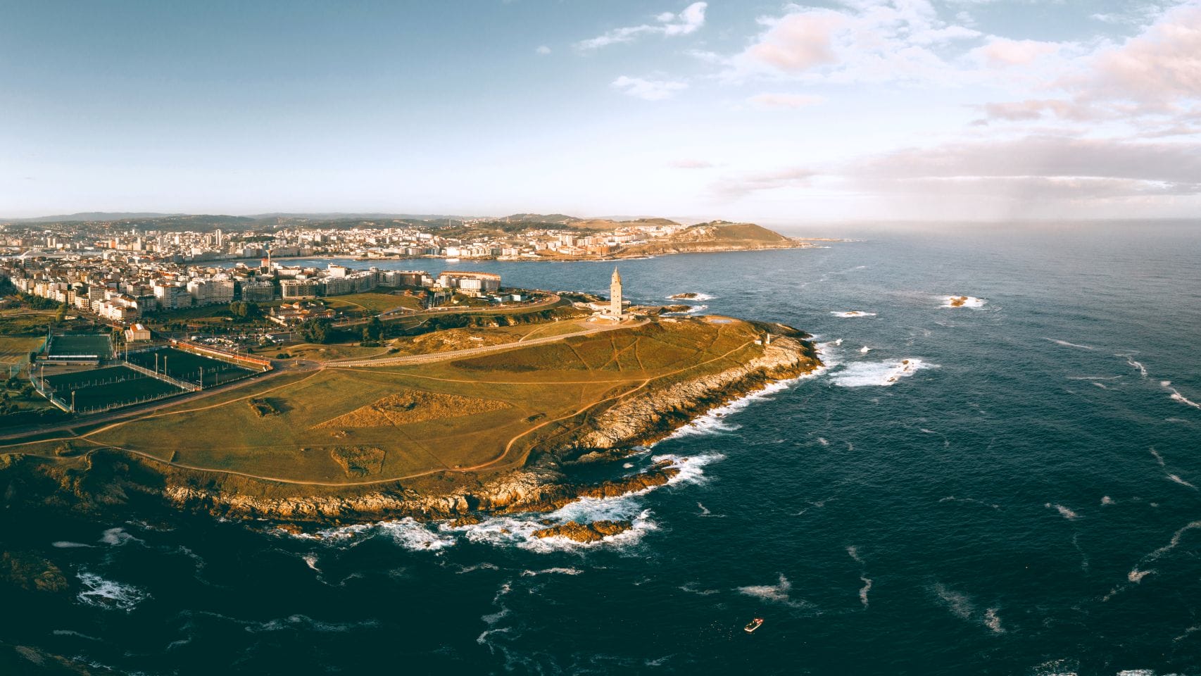 Panorámica A Coruña con la Torre de hércules y el mar.