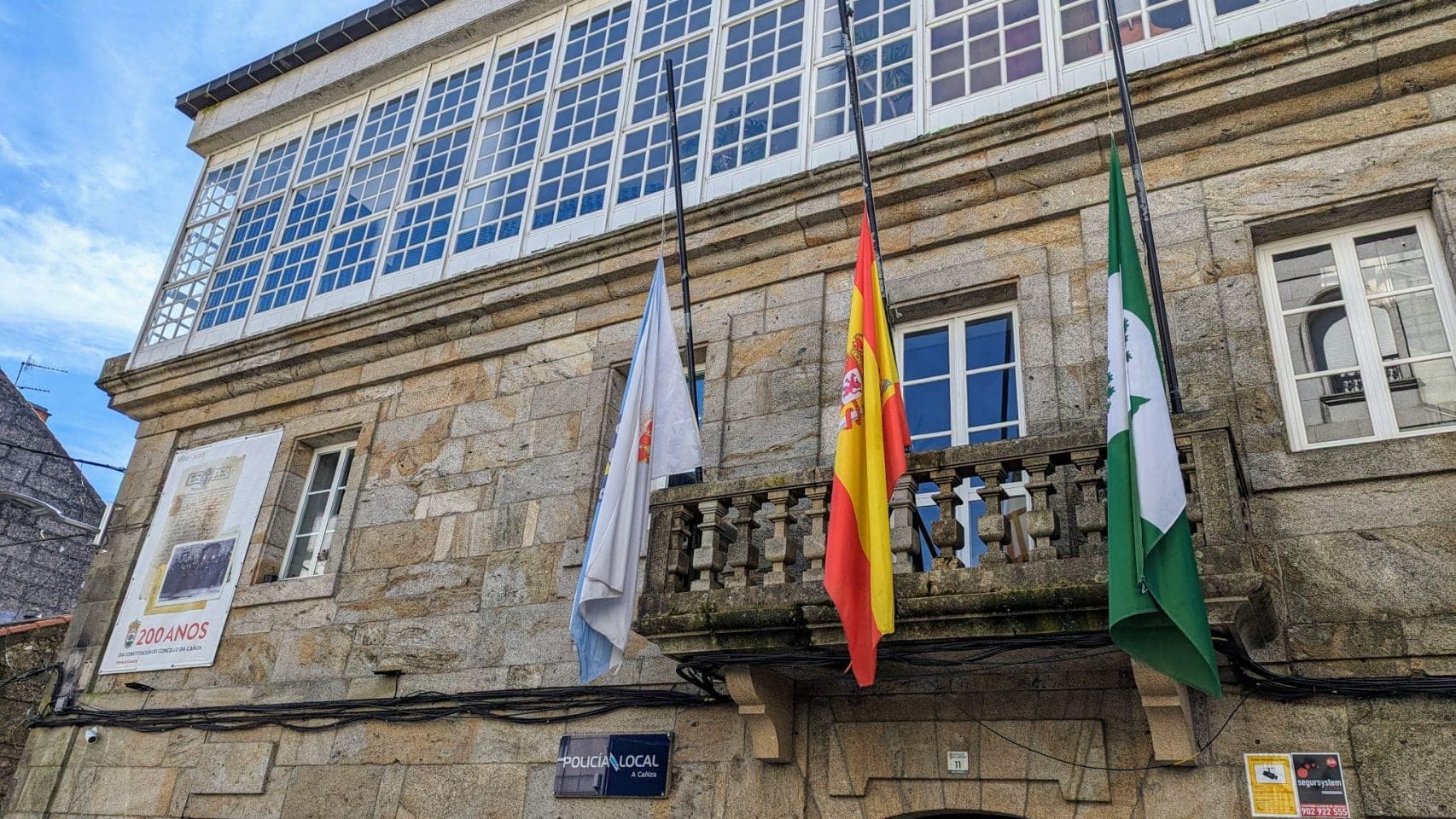 Banderas a media asta en el Ayuntamiento de A Cañiza (Pontevedra).