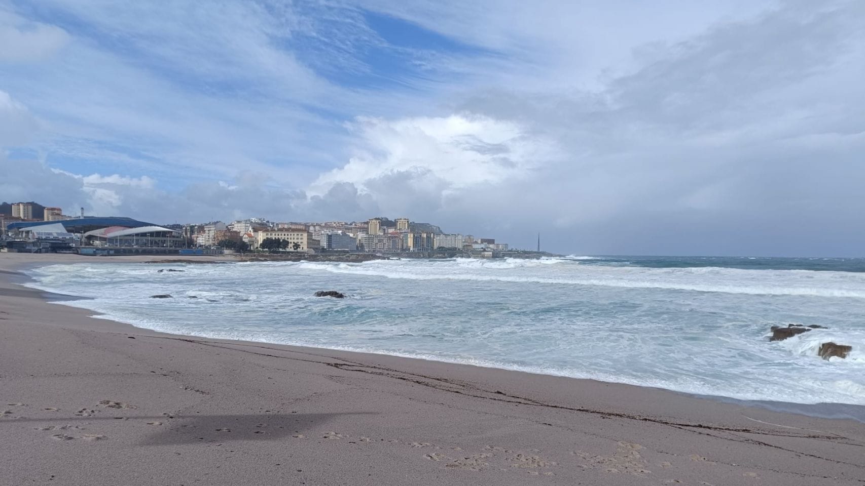 La playa de Riazor de A Coruña durante un temporal.