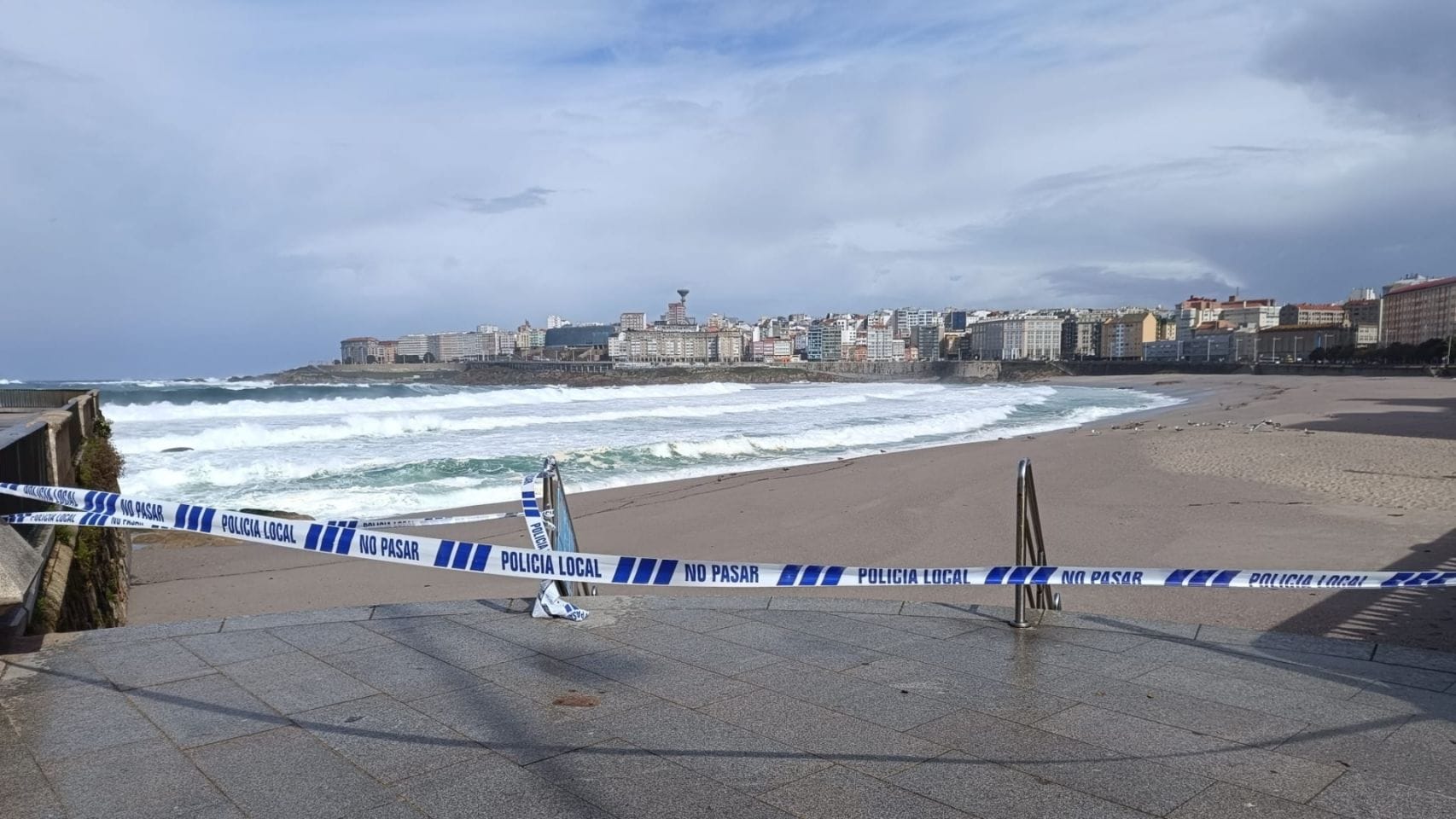 La playa del Orzán de A Coruña, cerrada durante un temporal.