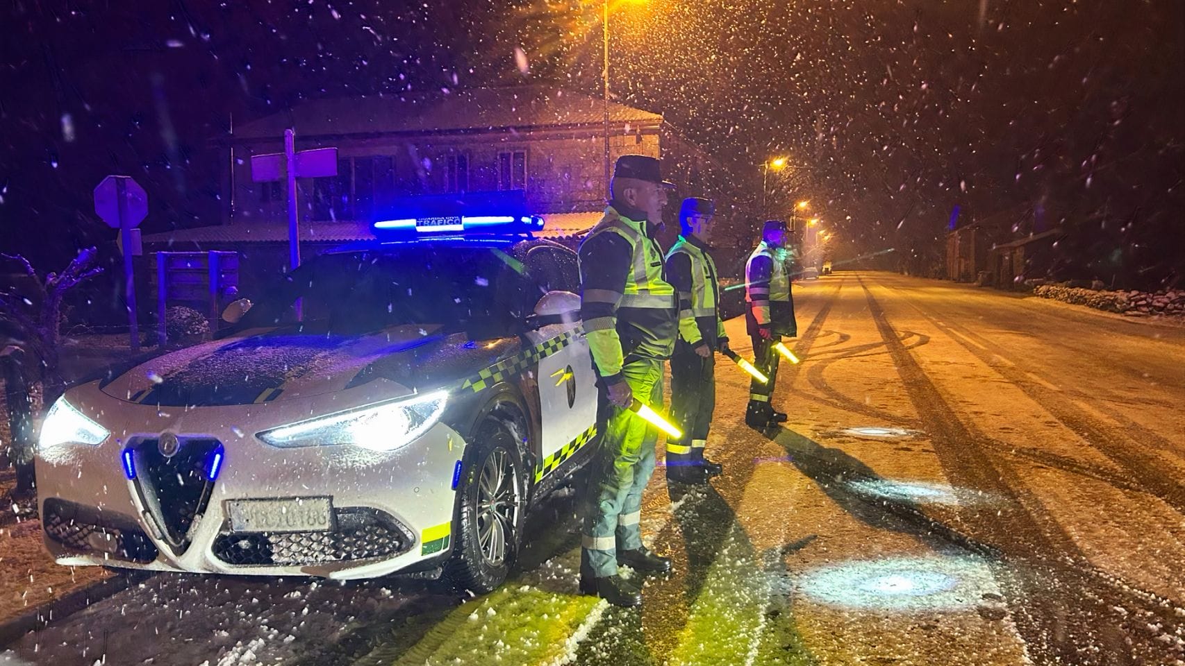 Agentes de la GC de Ourense desplegados en las carreteras con motivo de las nevadas. 