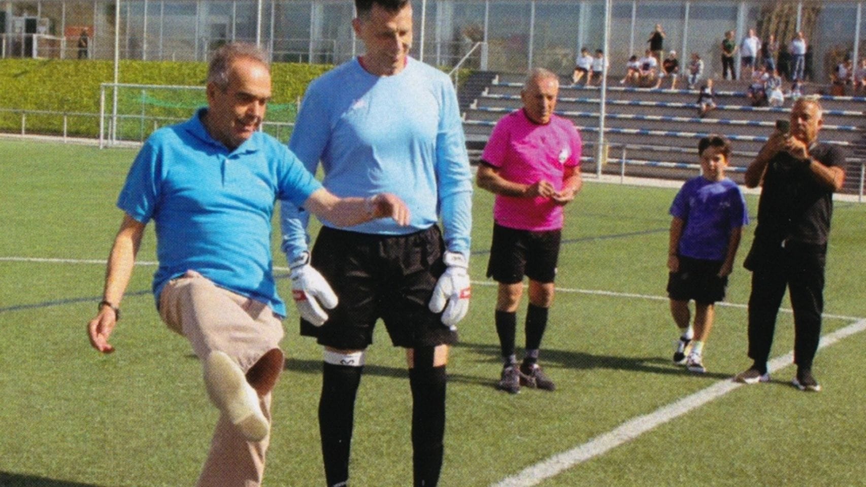 Paco Lodeiro realiza el saque de honor durante un partido.
