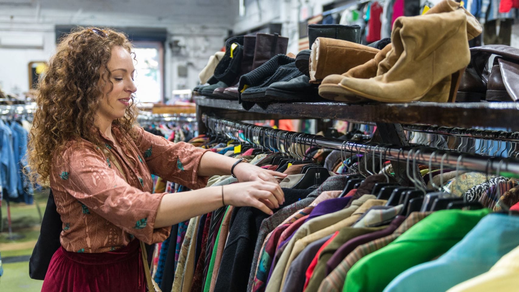 Una mujer comprando ropa vintage en una imagen de archivo.