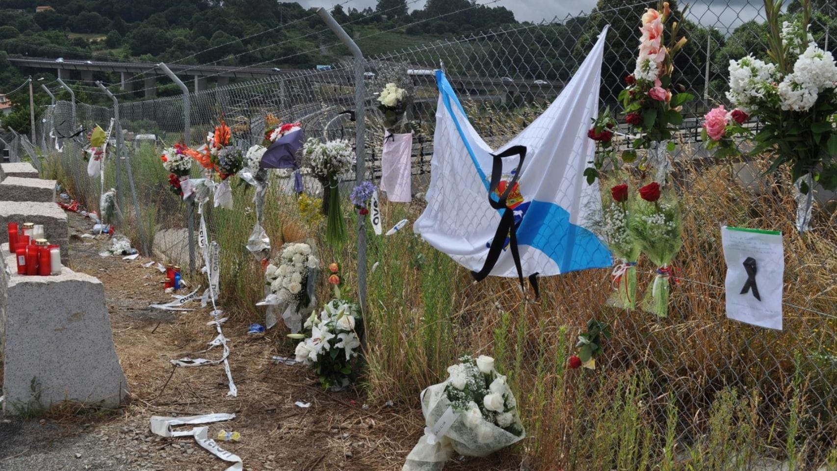 Ofrenda de flores a las víctimas del accidente de tren en Angrois.