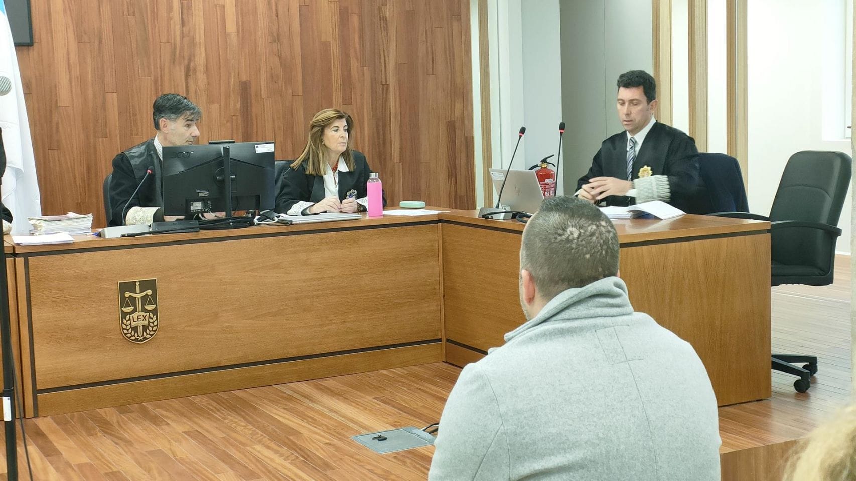 Juicio contra un acusado de agredir sexualmente a la hija menor de su pareja, y de elaboración de pornografía infantil, para quien la Fiscalía pide penas que suman 25 años de cárcel.