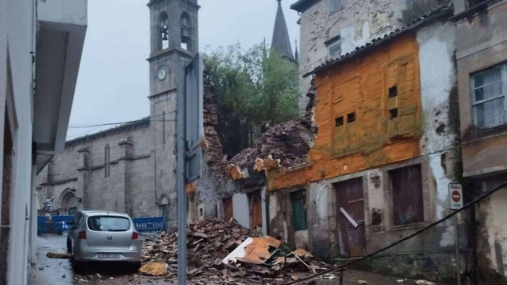 Edificio derrumbado en Betanzos.