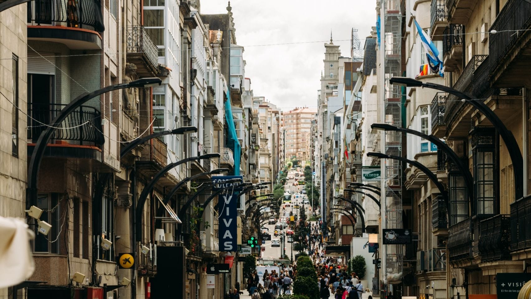 Gente paseando por la rúa do Príncipe, en Vigo. 