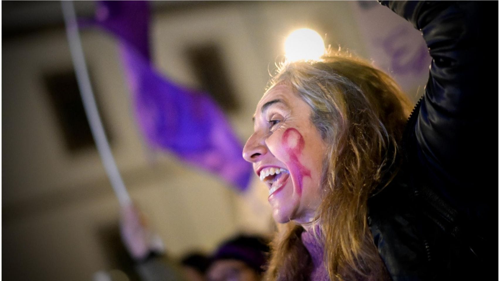 Una mujer en la marcha del 8M de 2023 en A Coruña
