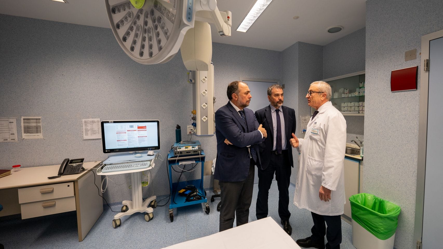 El conselleiro de Sanidade, Julio García Comesaña, visita el Chuvi con motivo de la presentación de una nueva unidad maxilofacial. 