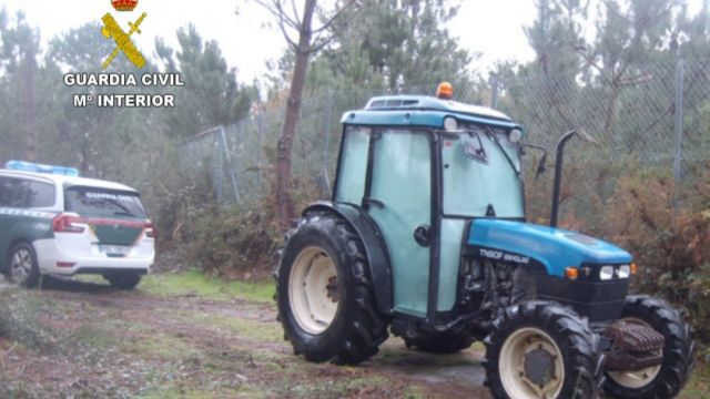 Investigan a un hombre de 33 años acusados de robar un tractor y maquinaria a unos vecinos en Caldas (Pontevedra). 