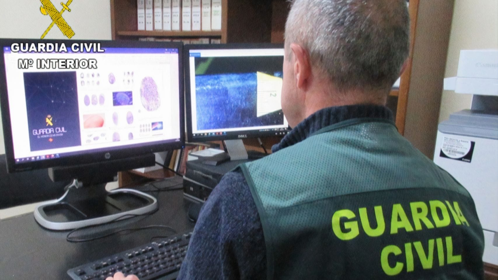 Un agente de la Guardia Civil revisando información en un ordenador. 